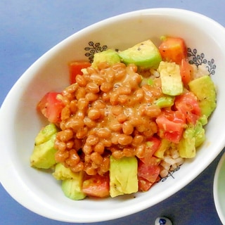 納豆アボカドトマトのさっぱりサラダ丼